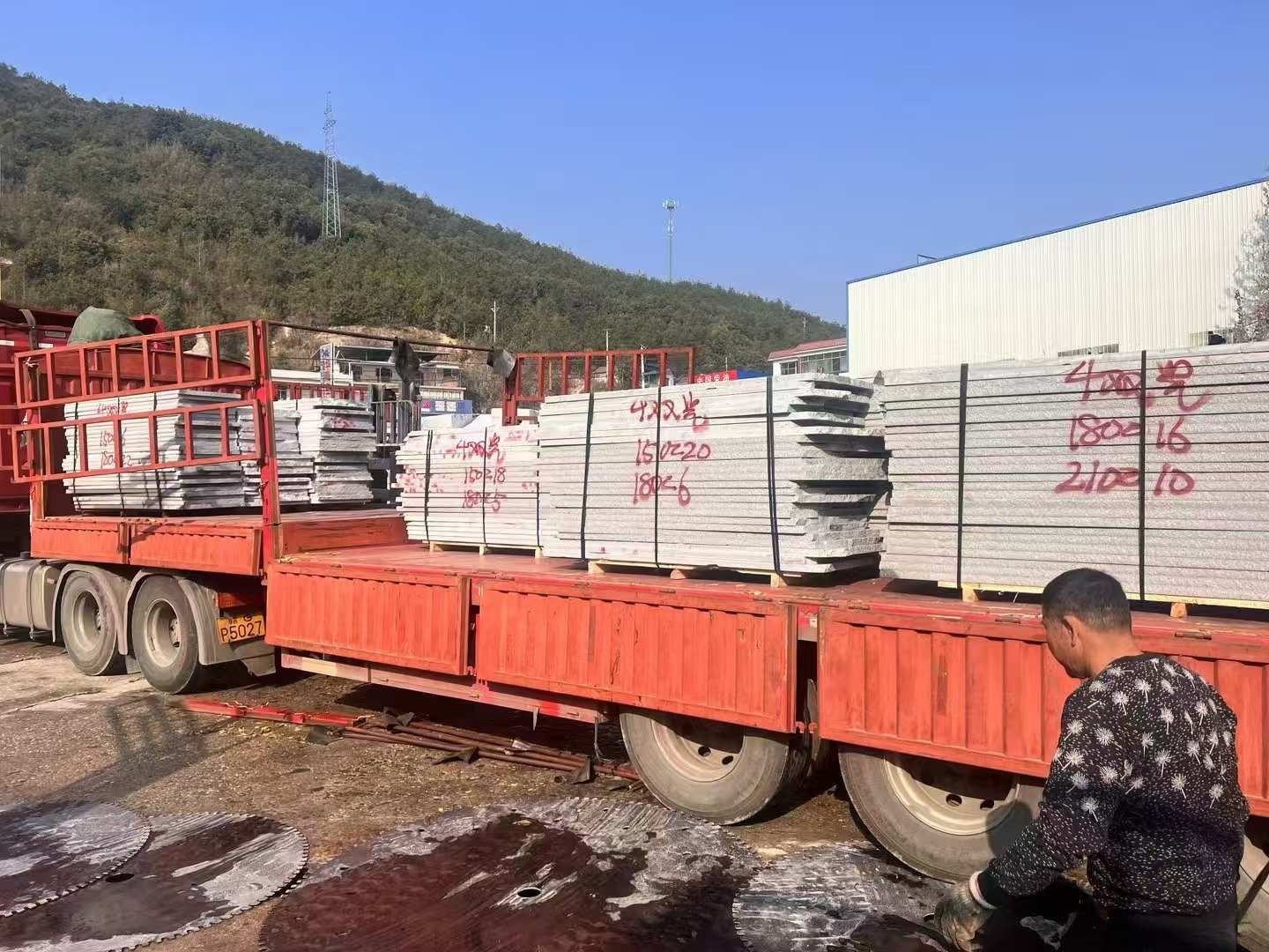 萍乡 芝麻灰花岗岩光面毛板出货日常